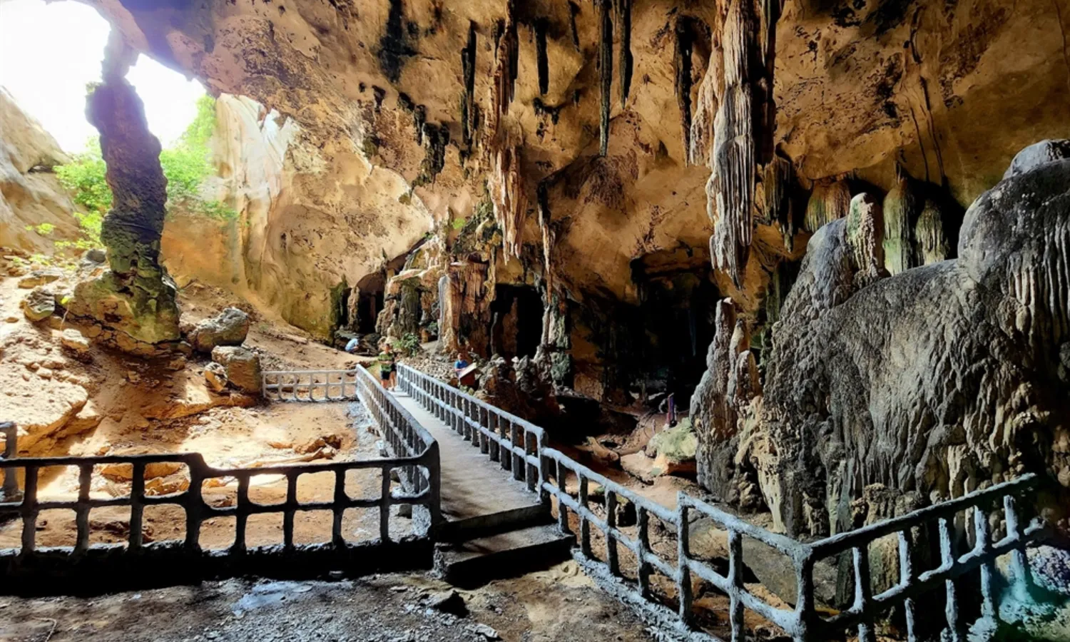 Khao Kanab Nam Cave